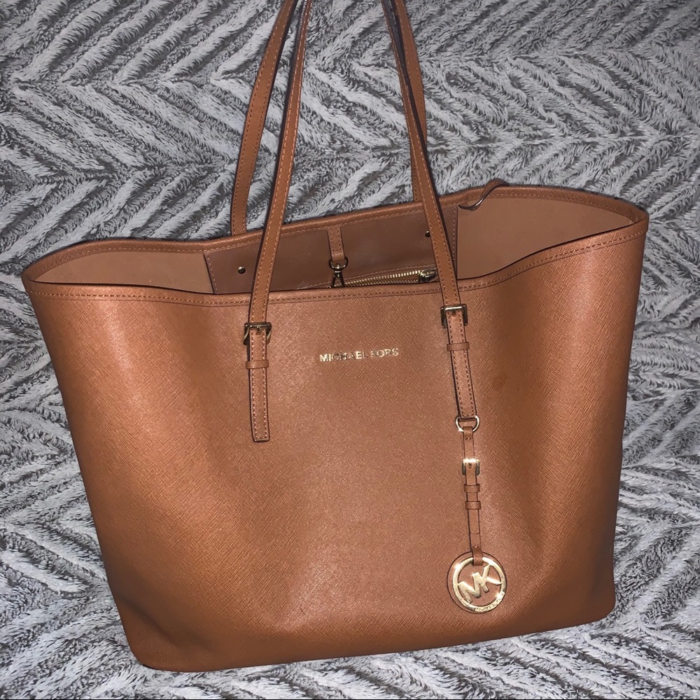 Jet Set Medium Saffiano Leather Top-Zip Tote Bag